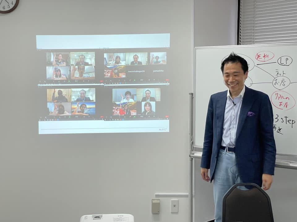 オンライン参加者に向けてセミナーを行う小澤陽一